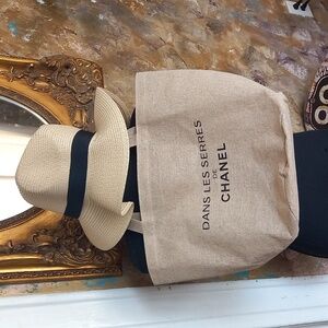 CHANEL Dans Les Serres de CHANEL Tote/ Storage/ Dust Bag